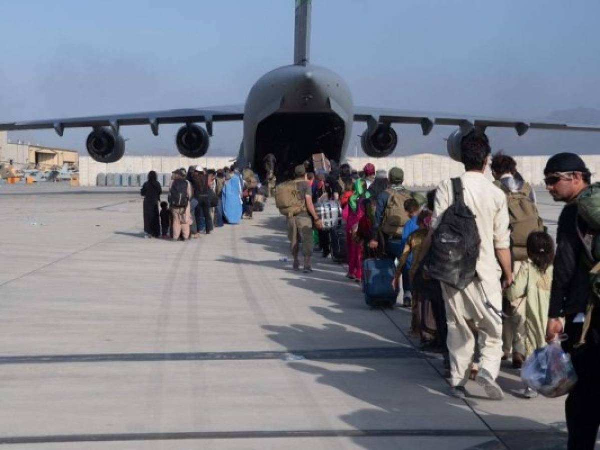 Países occidentales alertan de riesgo terrorista en aeropuerto de Kabul