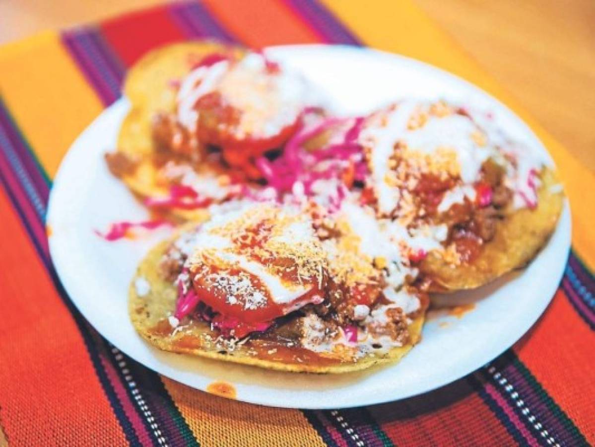 ¿No sabes qué comer hoy? Prepara estas deliciosas enchiladas hondureñas