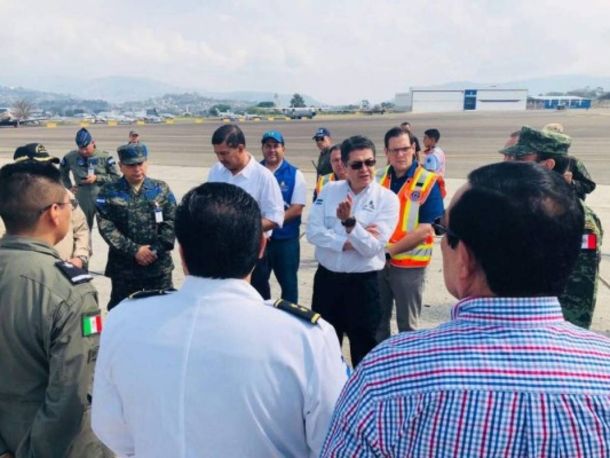 Así despidió Juan Orlando Hernández a los tres bomberos trasladados a México