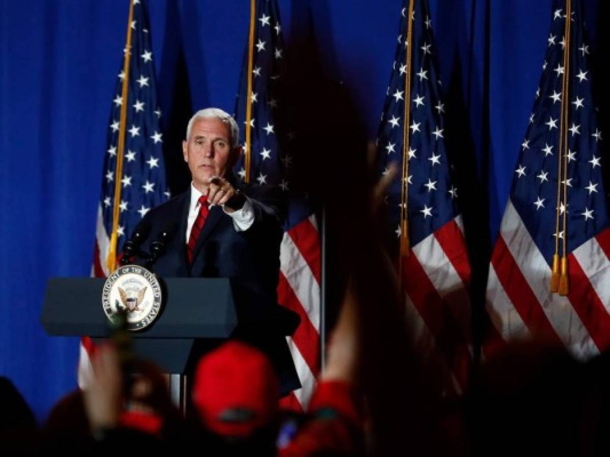 Mike Pence pide a los latinos que apoyen a Trump