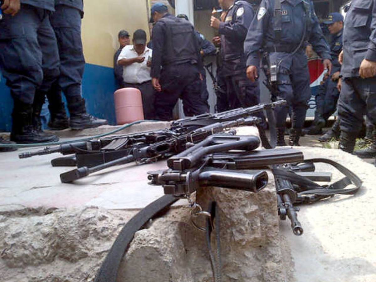 Policías declaran huelga de brazos caídos y abuchean a jefe de Policía