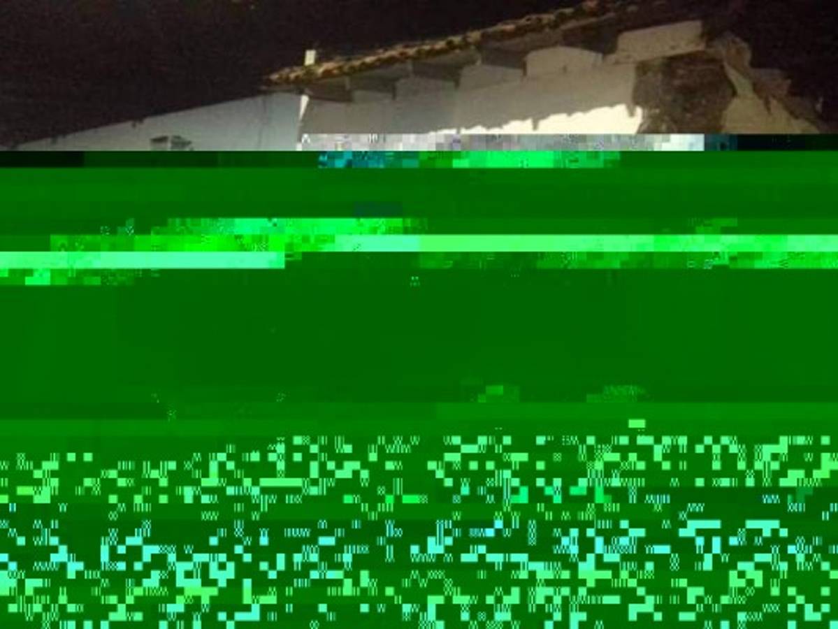 El vehículo luego de accidentarse contra la pared del reconocido bar.