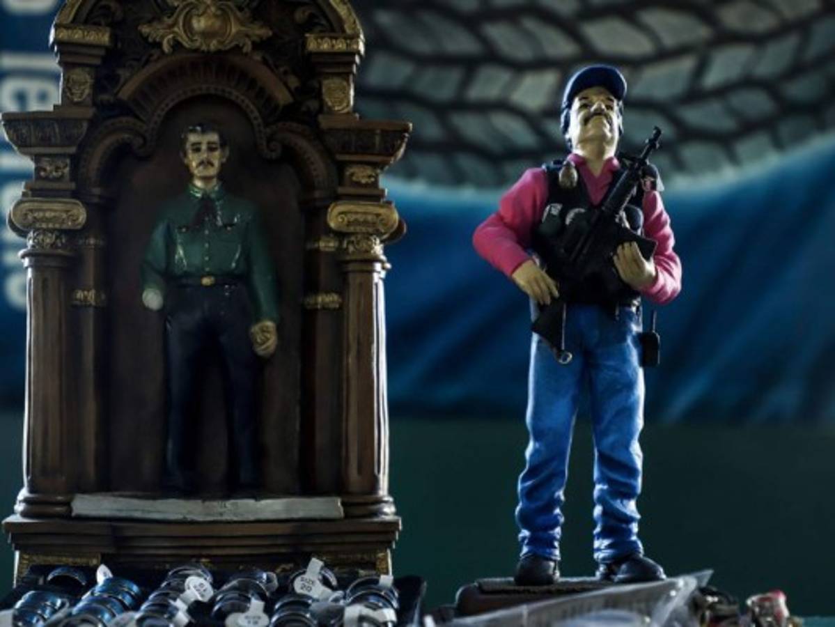 La estatuilla de 'El Chapo' junto a la del santo de los narco Jesús Malverde. Foto: AFP