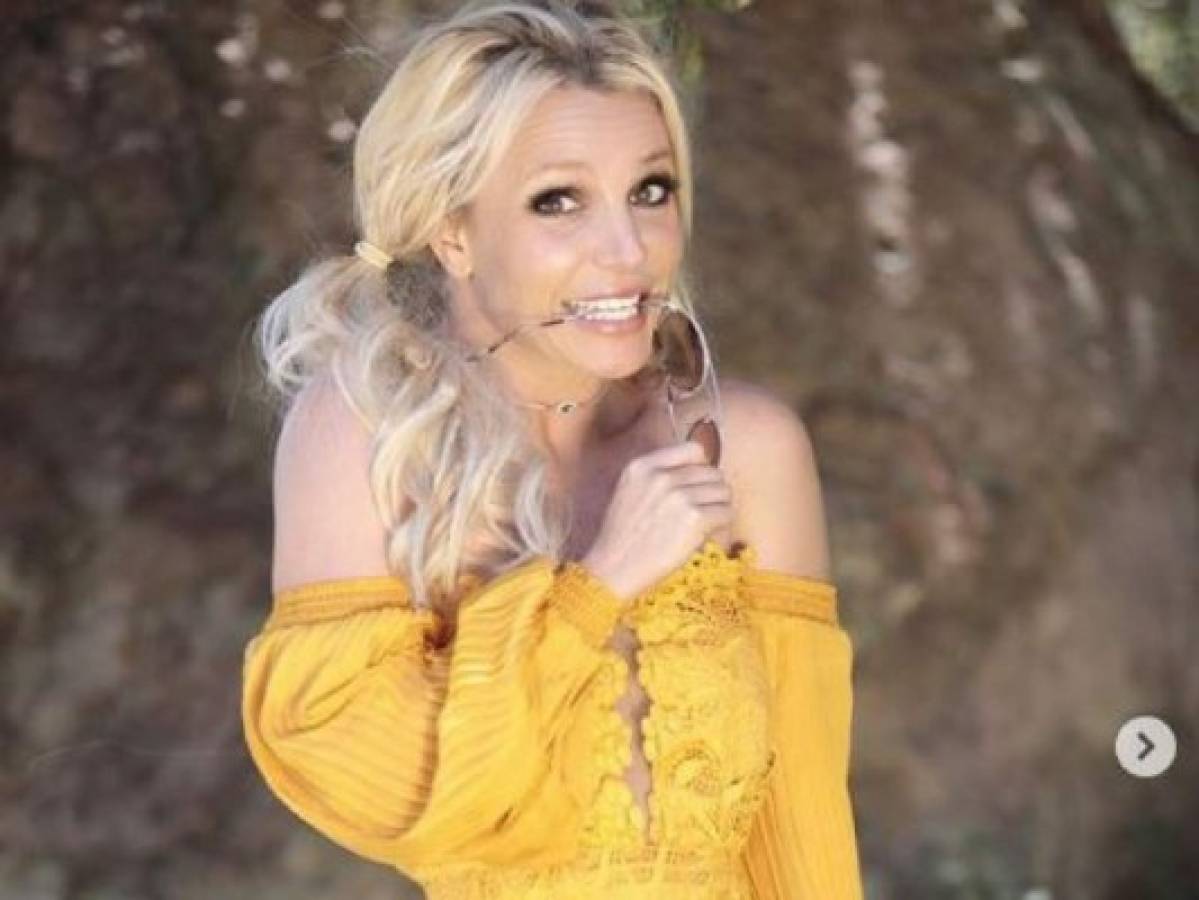 Britney Spears sufre penoso momento con su sostén durante concierto (Vídeo)