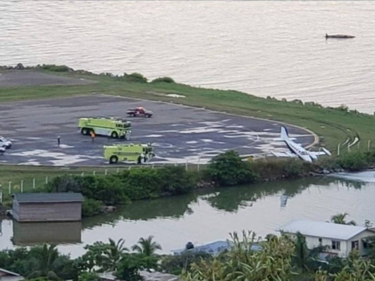 Avioneta se sale de la pista en el aeropuerto de Roatán