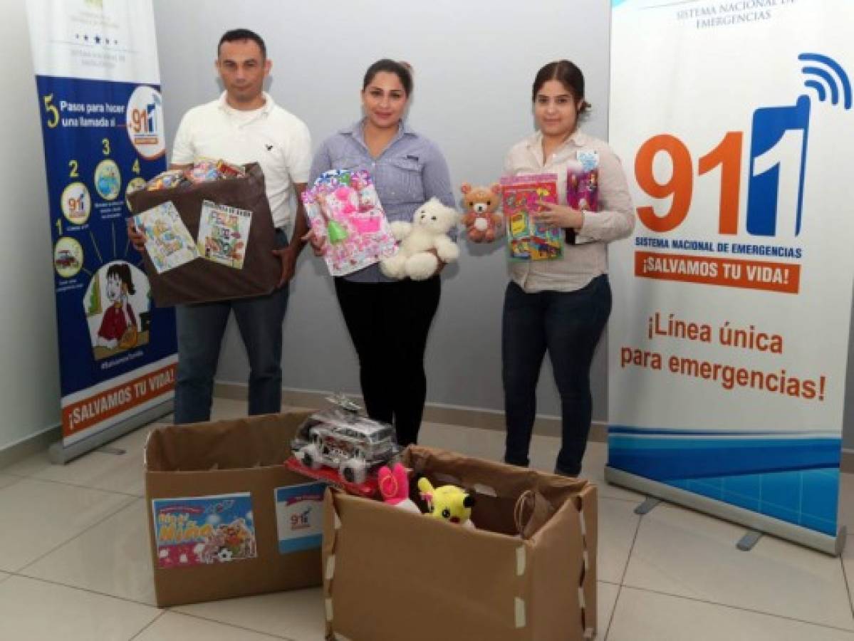Personal del 911 dona juguetes para niños capitalinos