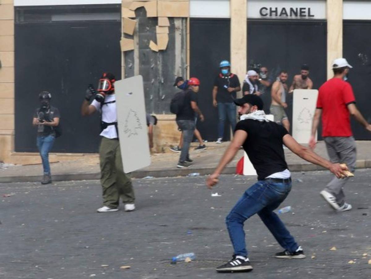 Libaneses protestan contra el gobierno tras devastadora explosión