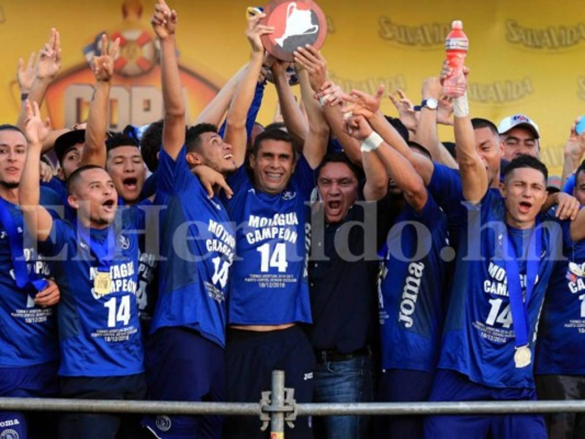 Júnior Izaguirre levantó la Copa de campeón de Motagua. Foto: Ronal Aceituno / Grupo Opsa.