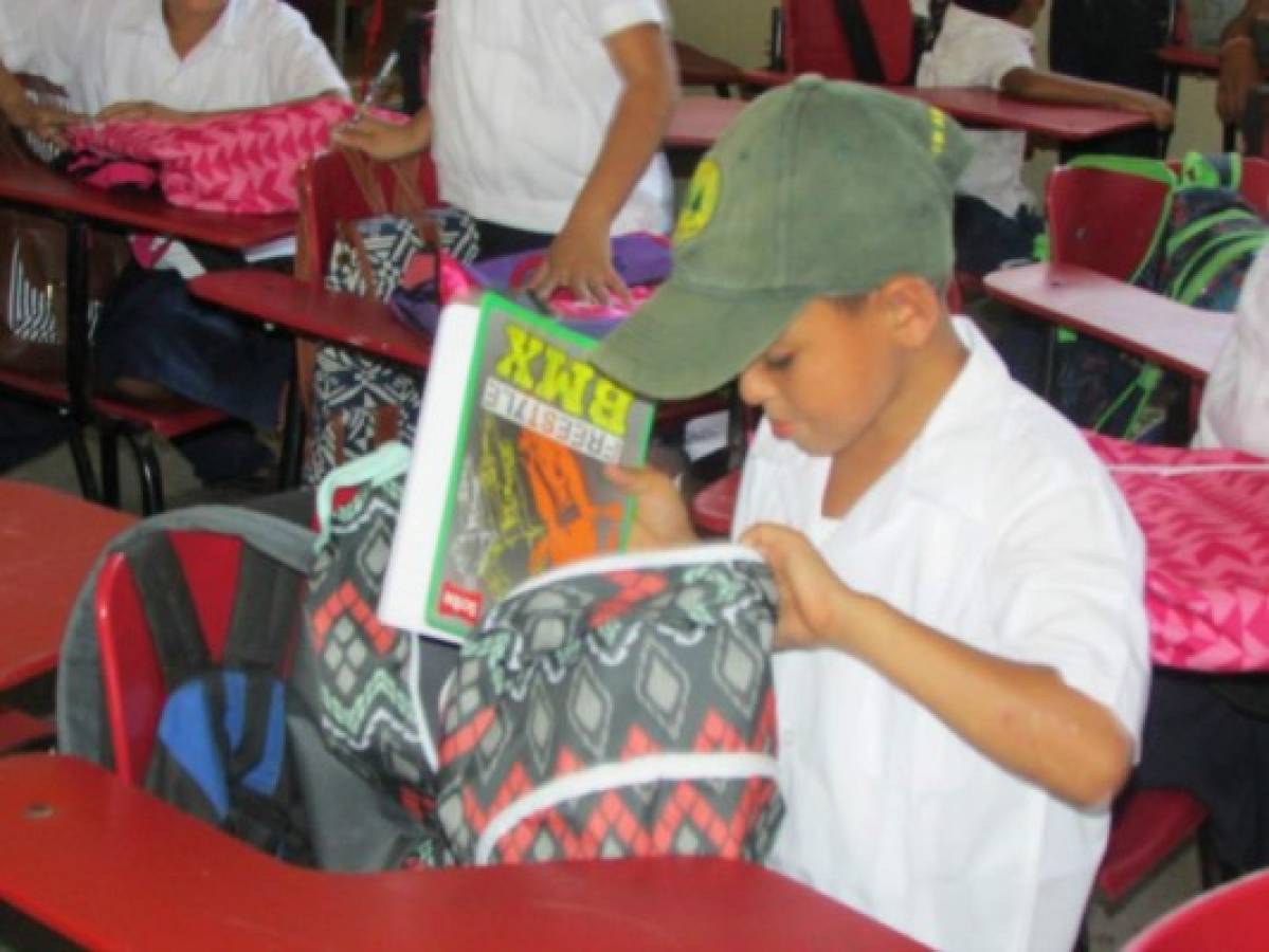 Con mochilas abrazamos a los alumnos de la Escuela Lempira de El Madreal Choluteca  