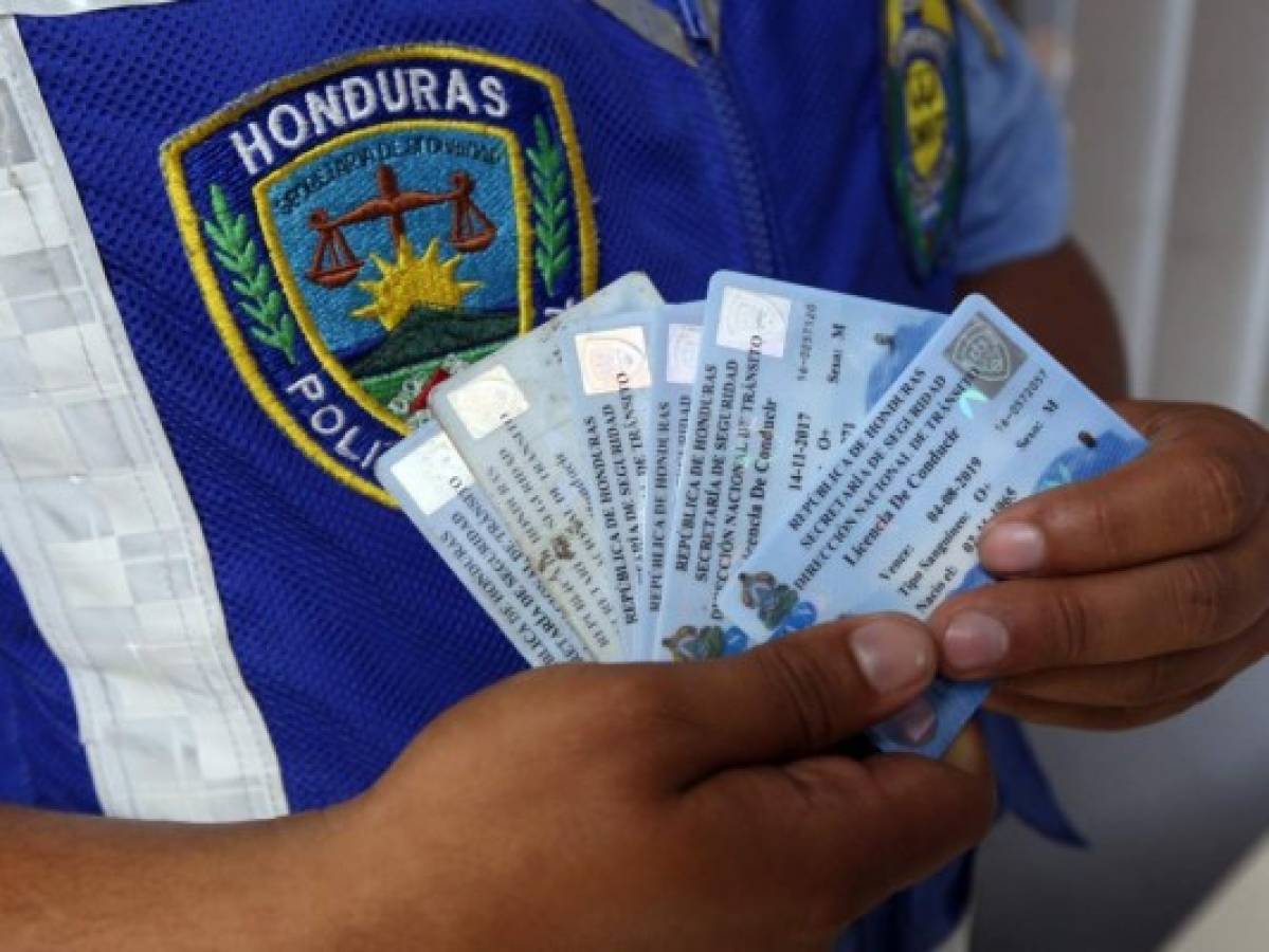 Oficiales y policías en red de tráfico de licencias de conducir