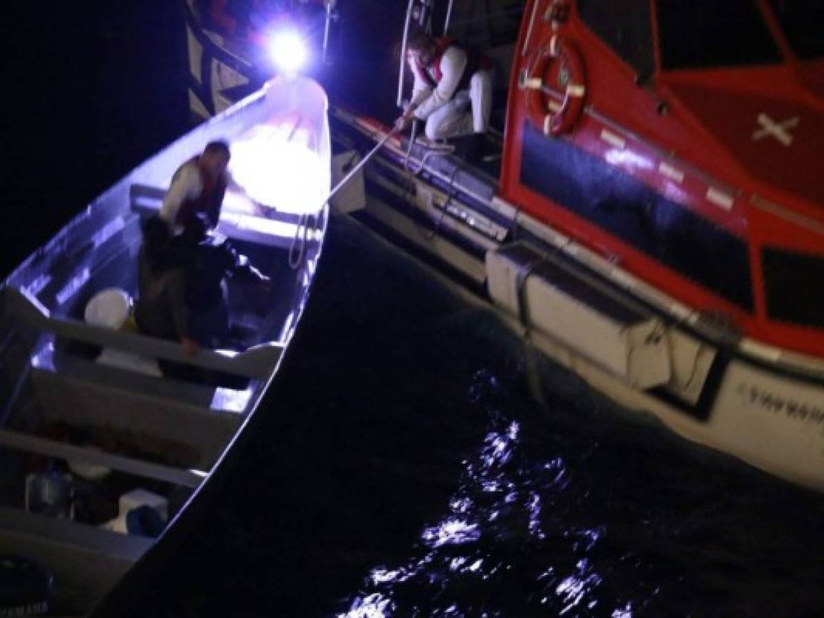 Crucero rescata a dos pescadores costarricenses en el Caribe