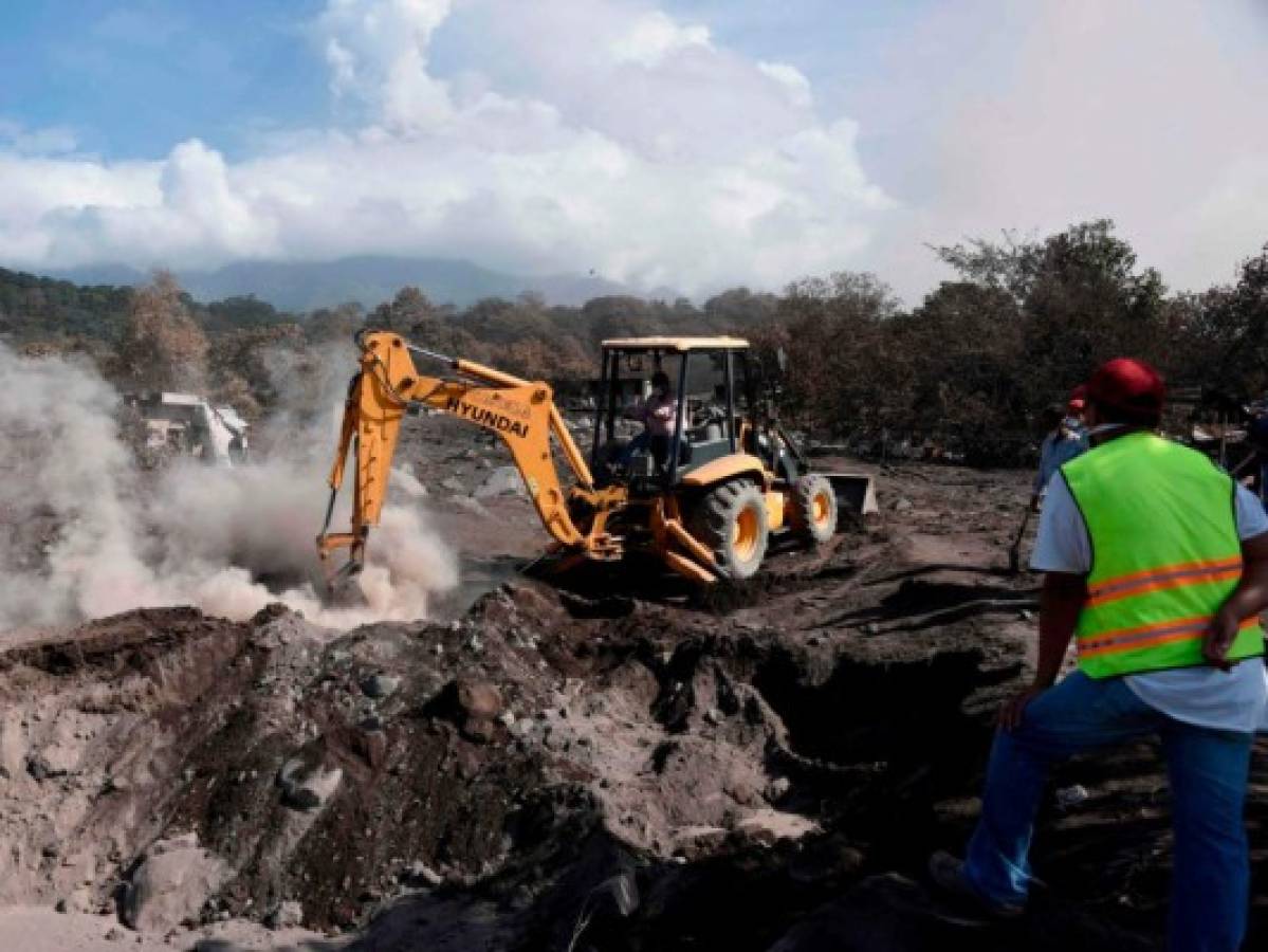 Último esfuerzo en busca de desaparecidos por volcán en Guatemala