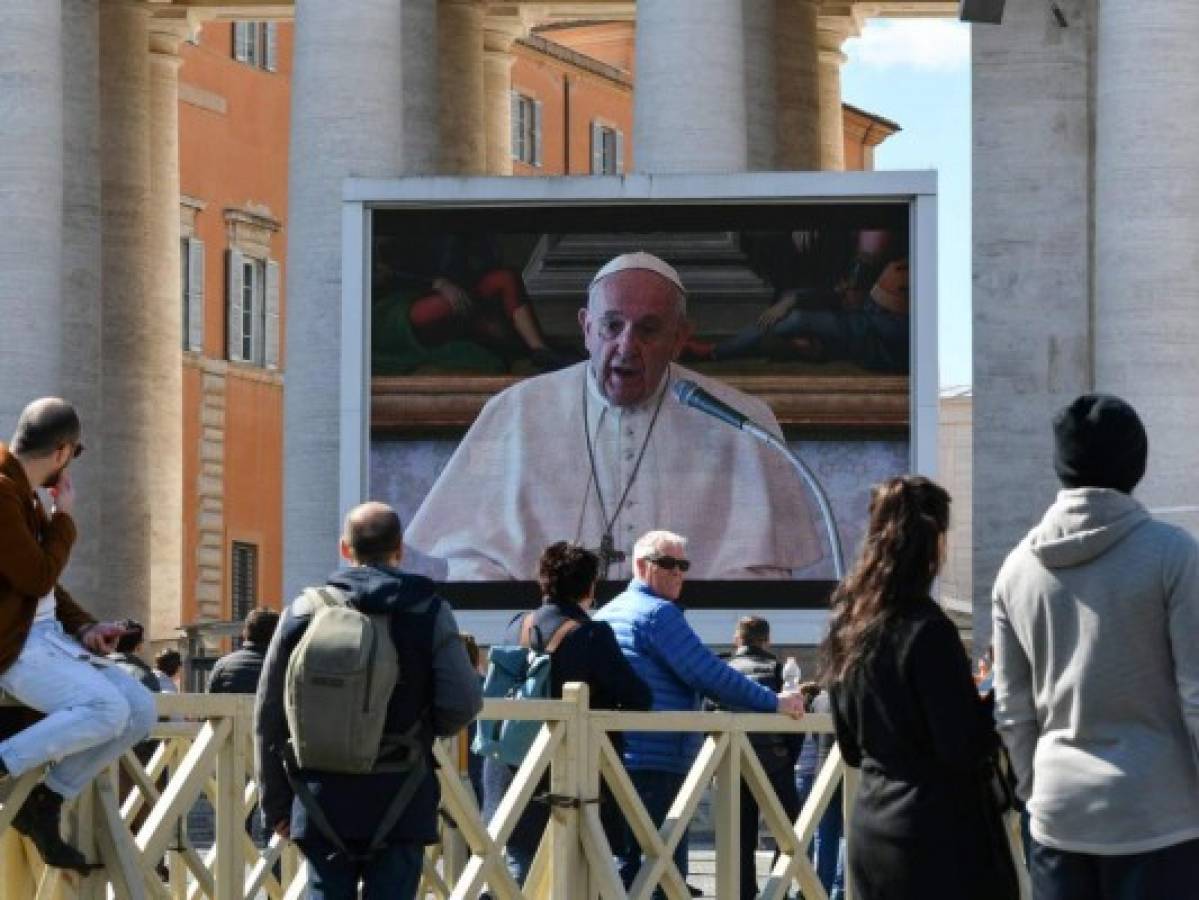 'Me siento cerca de las personas con coronarivus', dice Papa en misa digital desde el Vaticano