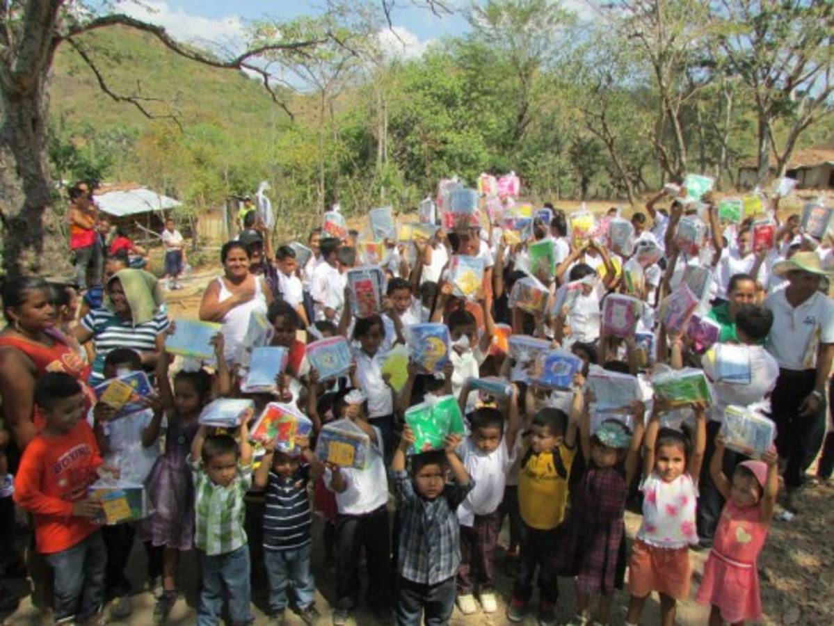 En La Picota un centenar de niños reciben un kit educativo
