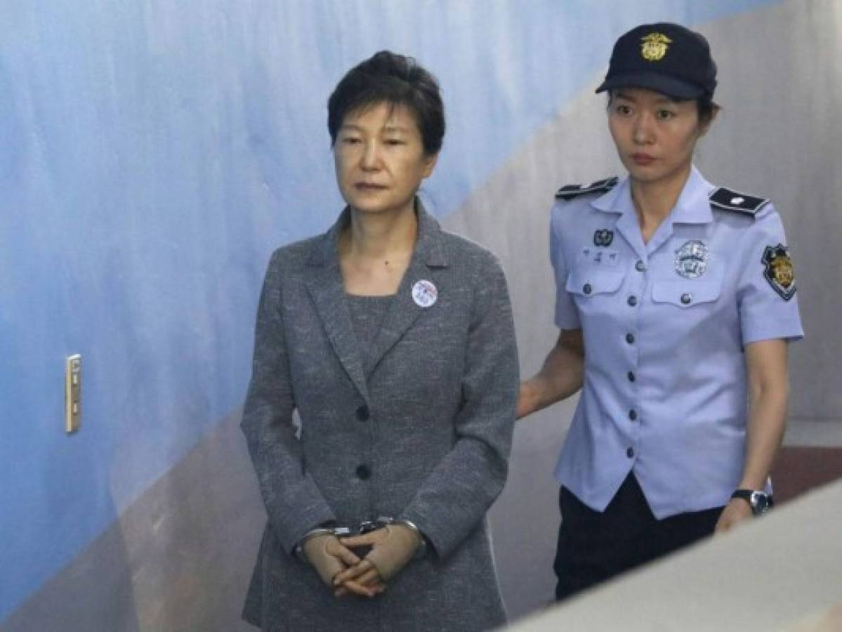 Expresidenta surcoreana es condenada a 25 años de cárcel por corrupción