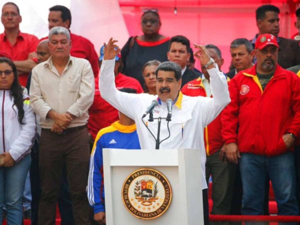 Manifestantes respaldan a Maduro tras un año de su cuestionada reelección en Venezuela