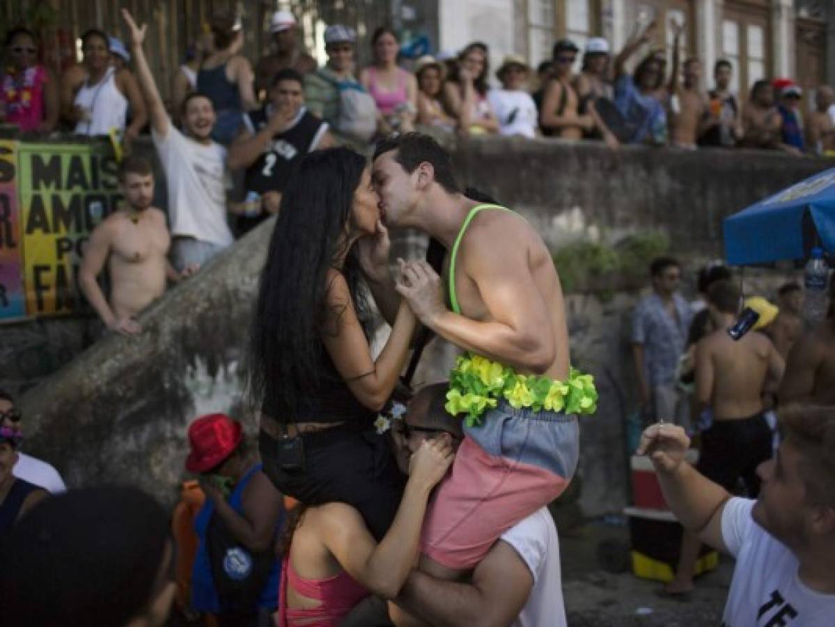 Arranca el Carnaval de Río, quizás con menos besos por temor al zika  