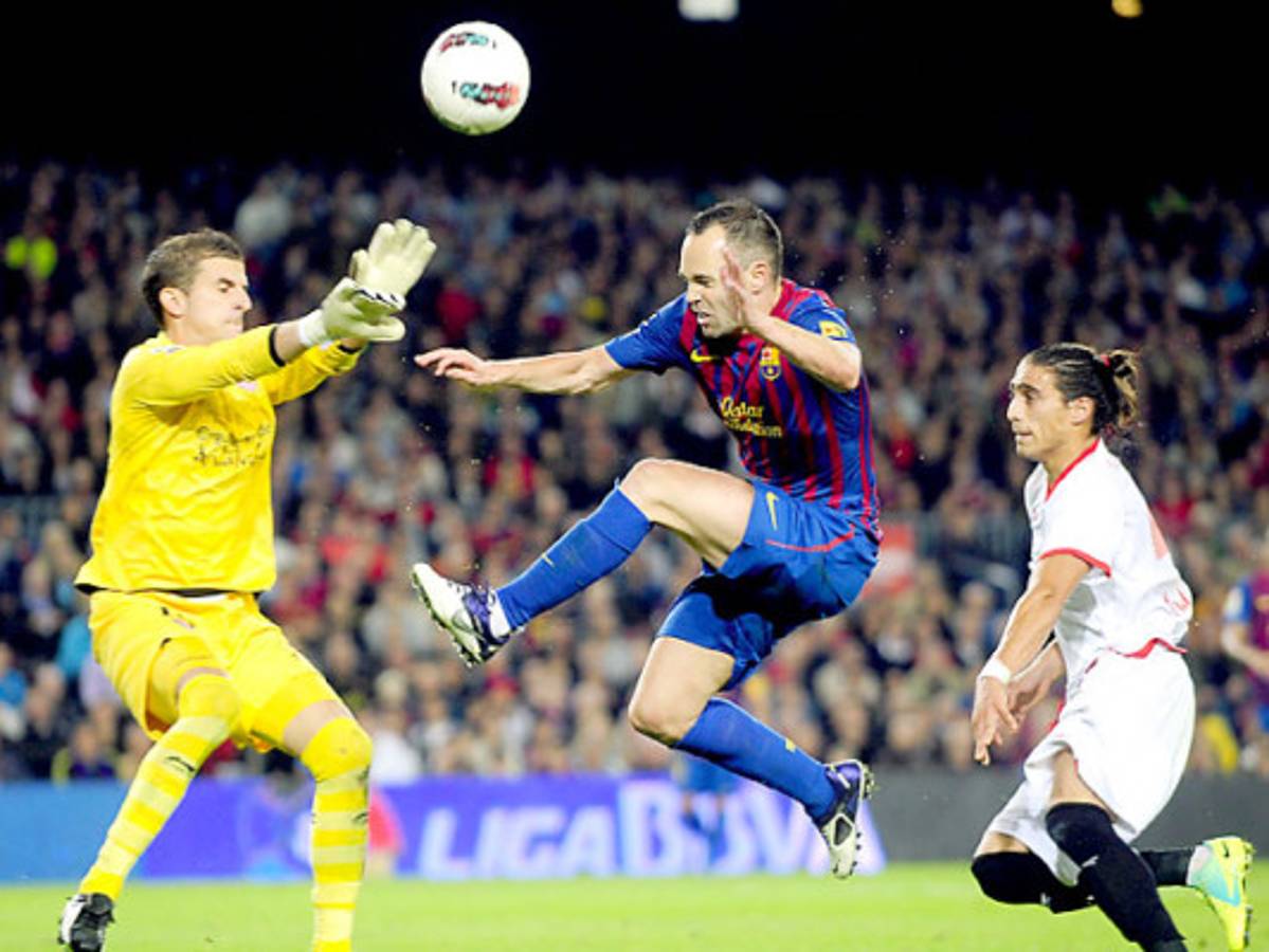 El volante Iniesta no jugará contra el Milán