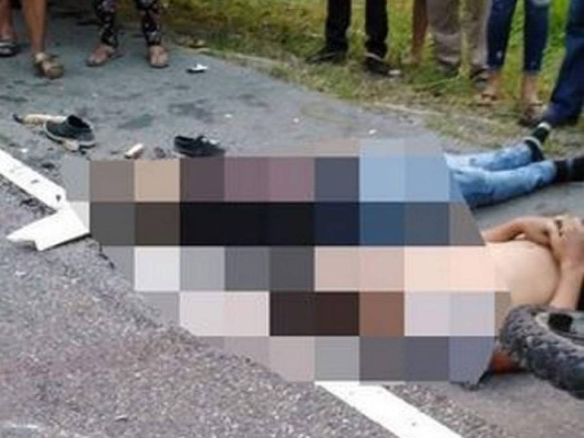 Motociclistas mueren al estrellarse contra grúa que rescataba un vehículo en Omoa
