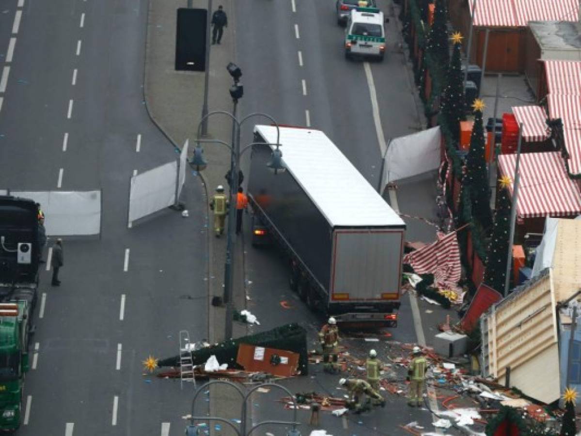 El grupo Estado Islámico reivindica atentado en Berlín, sospechoso en fuga
