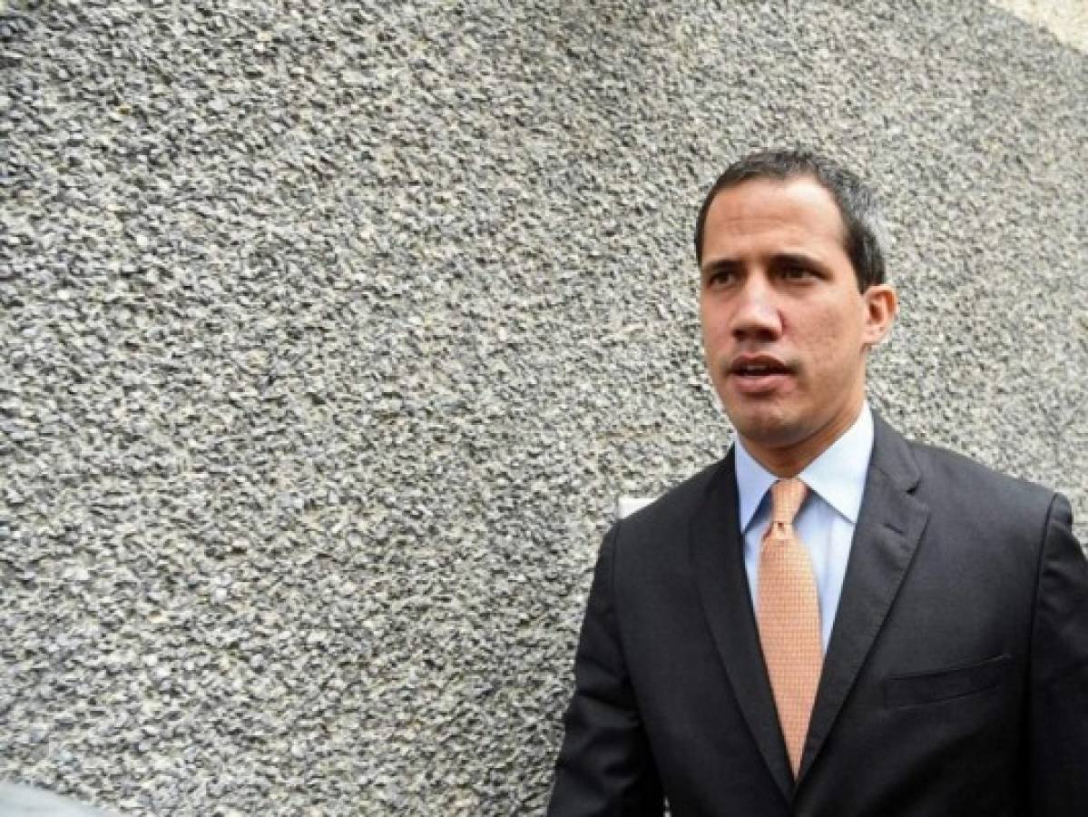 Guaidó sesiona en calle tras denunciar disparos a diputados opositores