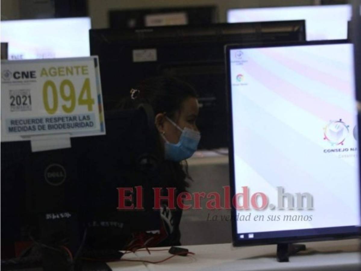 FOTOS: Hermetismo y retrasos en el centro de cómputo del CNE