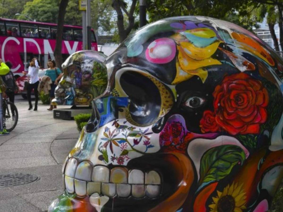 Los mexicanos celebran el Día de muertos con cráneos monumentales