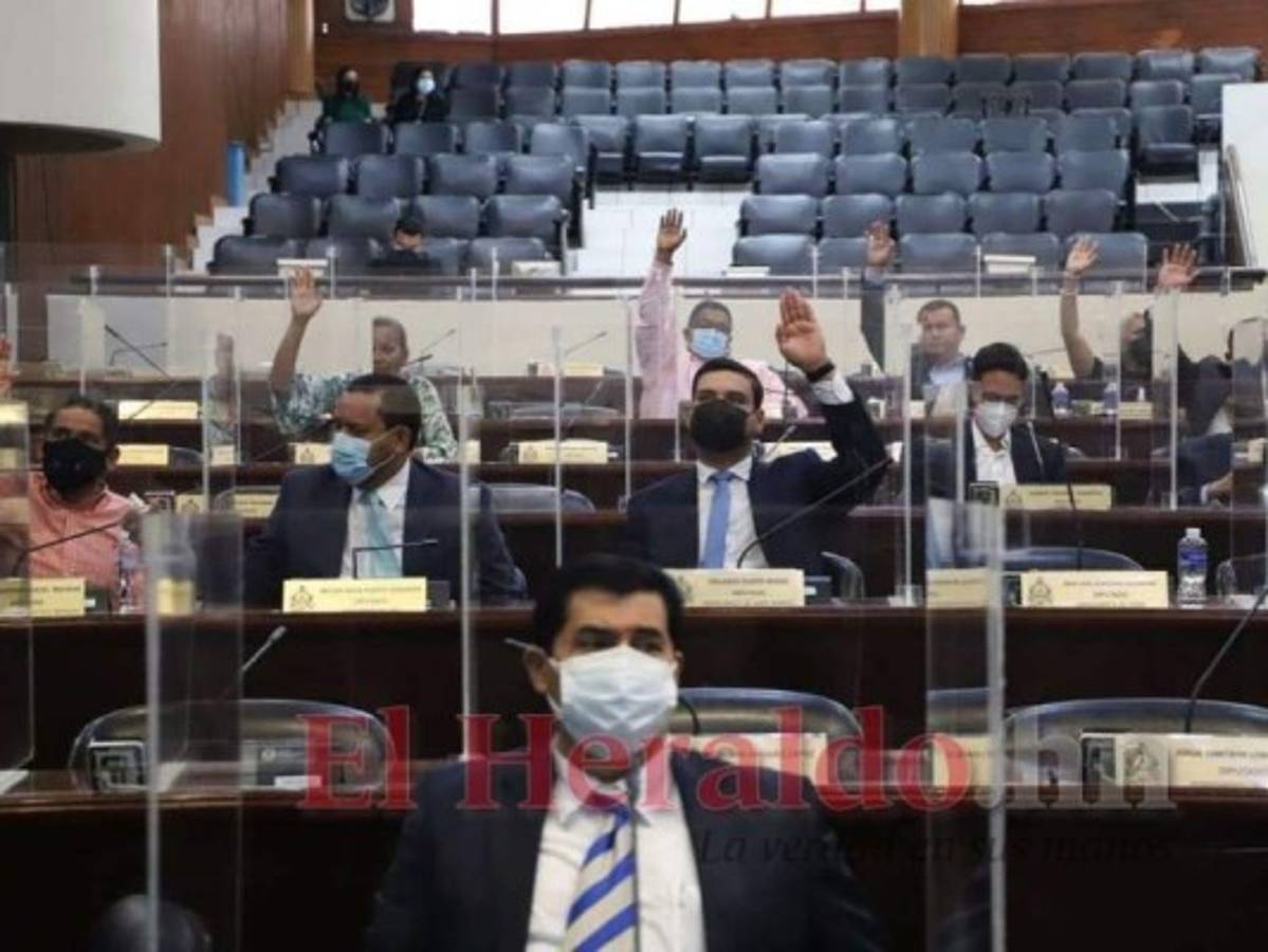 Diputados llegaron para votar a favor de dictámenes últimos dictámenes. Foto: David Romero/El Heraldo