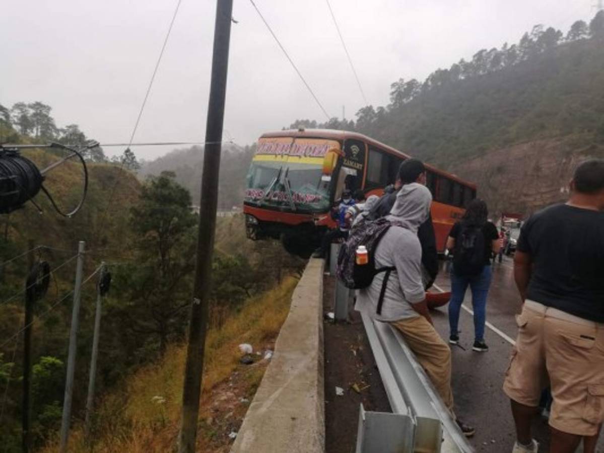 Dos personas heridas deja colisión en la Cuesta de la Virgen