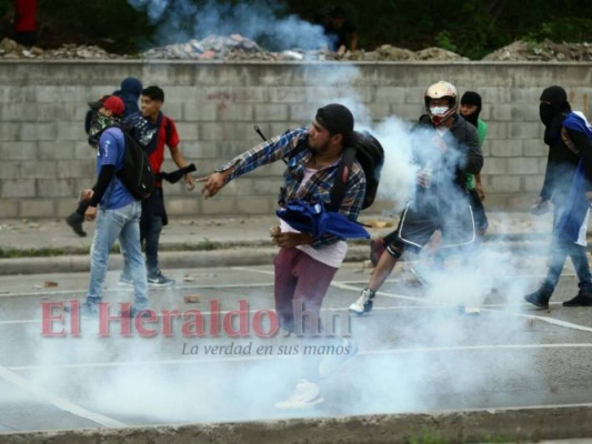 Enfrentamientos entre policías y encapuchados en nueva jornada de protestas