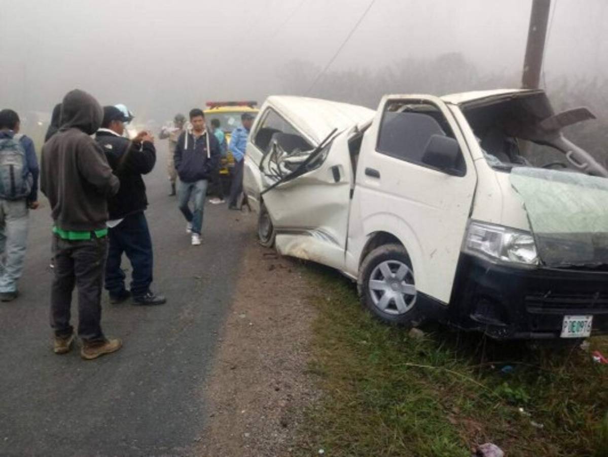El microbús quedó totalmente destruido.