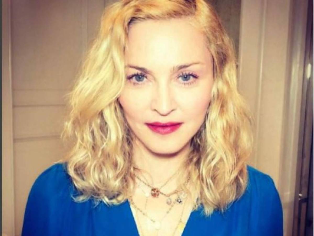 ¡Sorpresa! Madonna es captada sin maquillaje mientras vuela en clase económica  