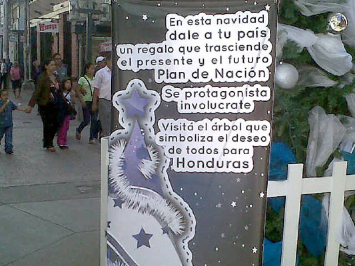 Instalan árbol de Navidad alusivo al Plan de Nación
