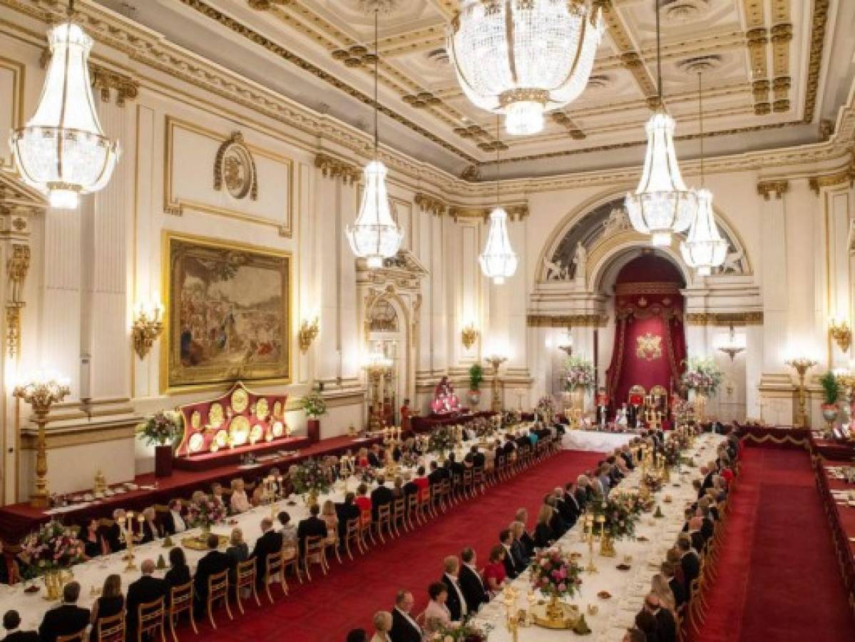 Más de 4,000 piezas de mesa se repartieron para el banquete real preparado para Donald Trump. Asistieron más de 170 invitados. Fotos: Agencia AFP.