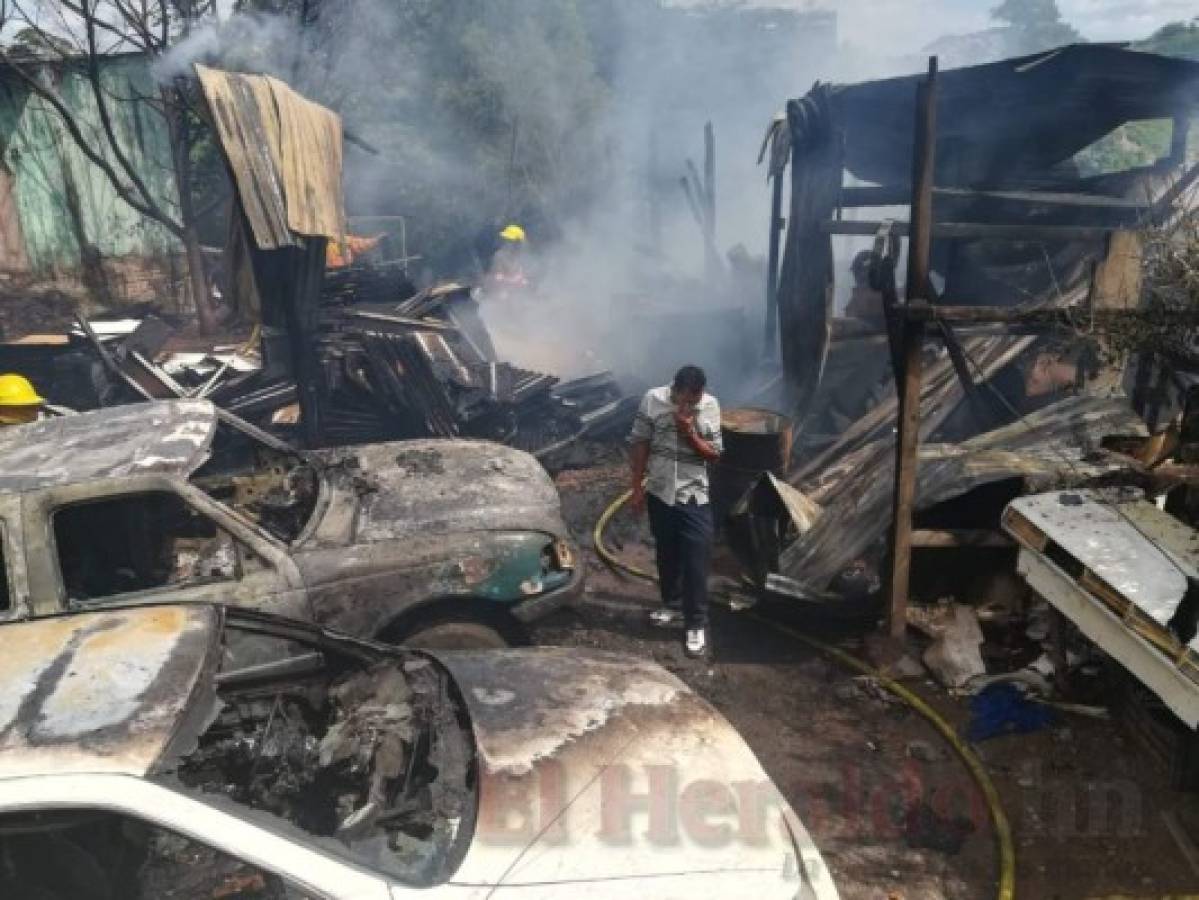 Voraz incendio consume al menos cinco vehículos dentro de un taller en la capital