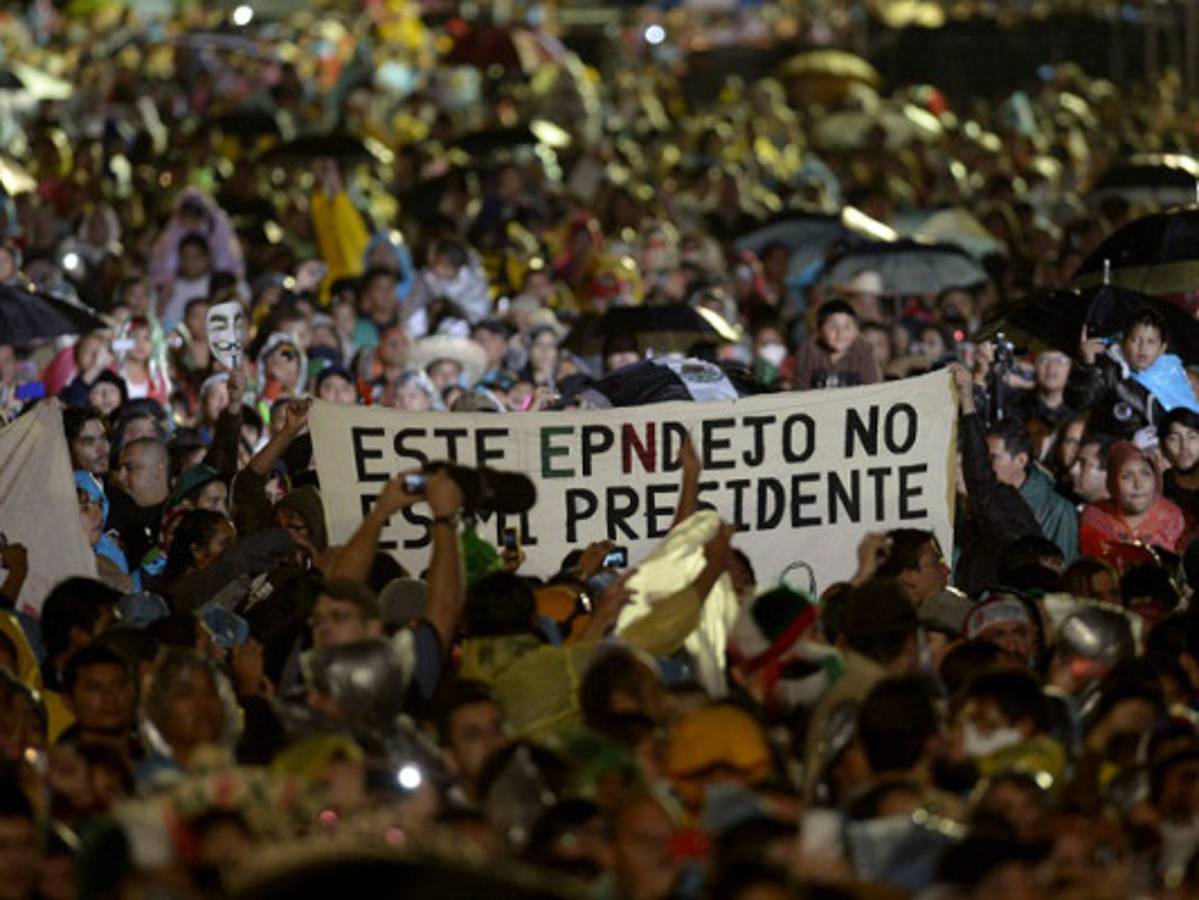 Jóvenes desafían desnudas el desfile de Independencia de México