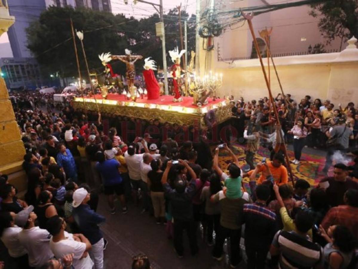 Capitalinos conmemoran el Santo Entierro de Jesús en el centro histórico