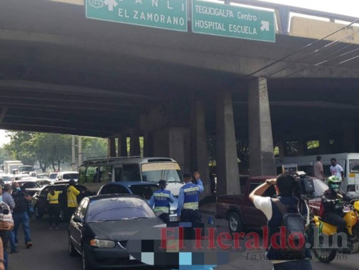 Hombre muere tras caer desde el puente de Miraflores hacia el bulevar Fuerzas Armadas