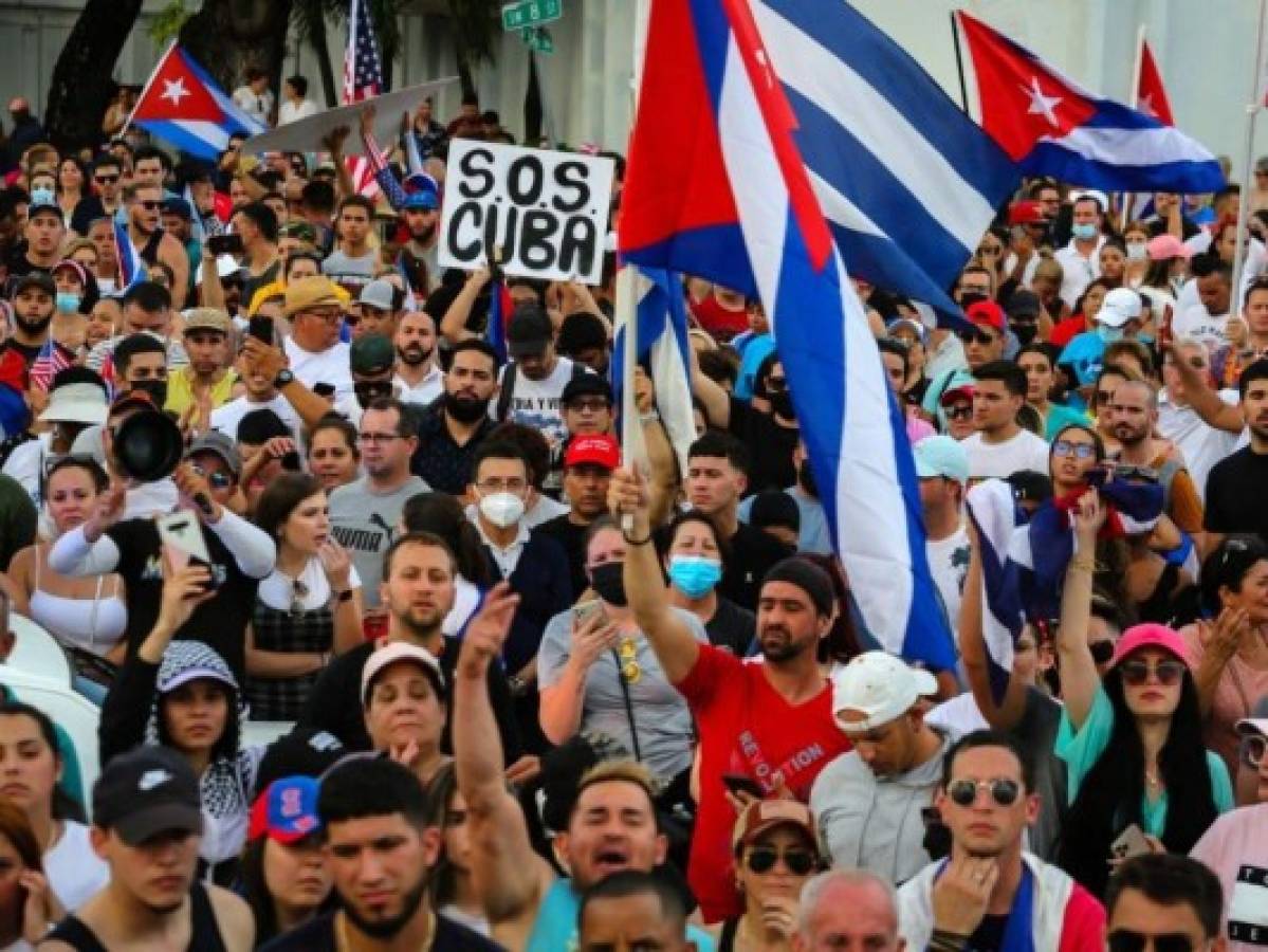 El gobierno cubano enfrenta protestas de descontento popular sin precedentes