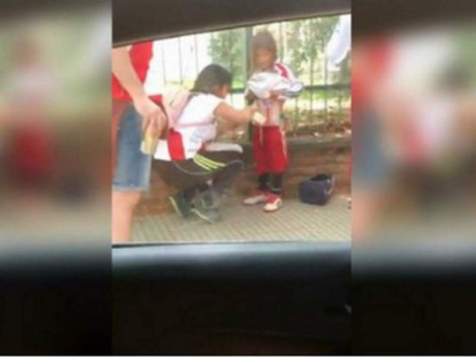 Capturan a mujer que enrolló bengalas en el cuerpo de su hijo para ingresar a ver la final de la Copa Libertadores entre River Plate vs Boca Juniors