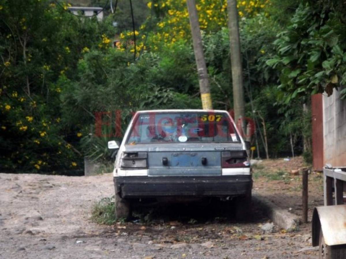 Vecinos de la colonia La Sosa piden retirar un viejo taxi de la vía pública