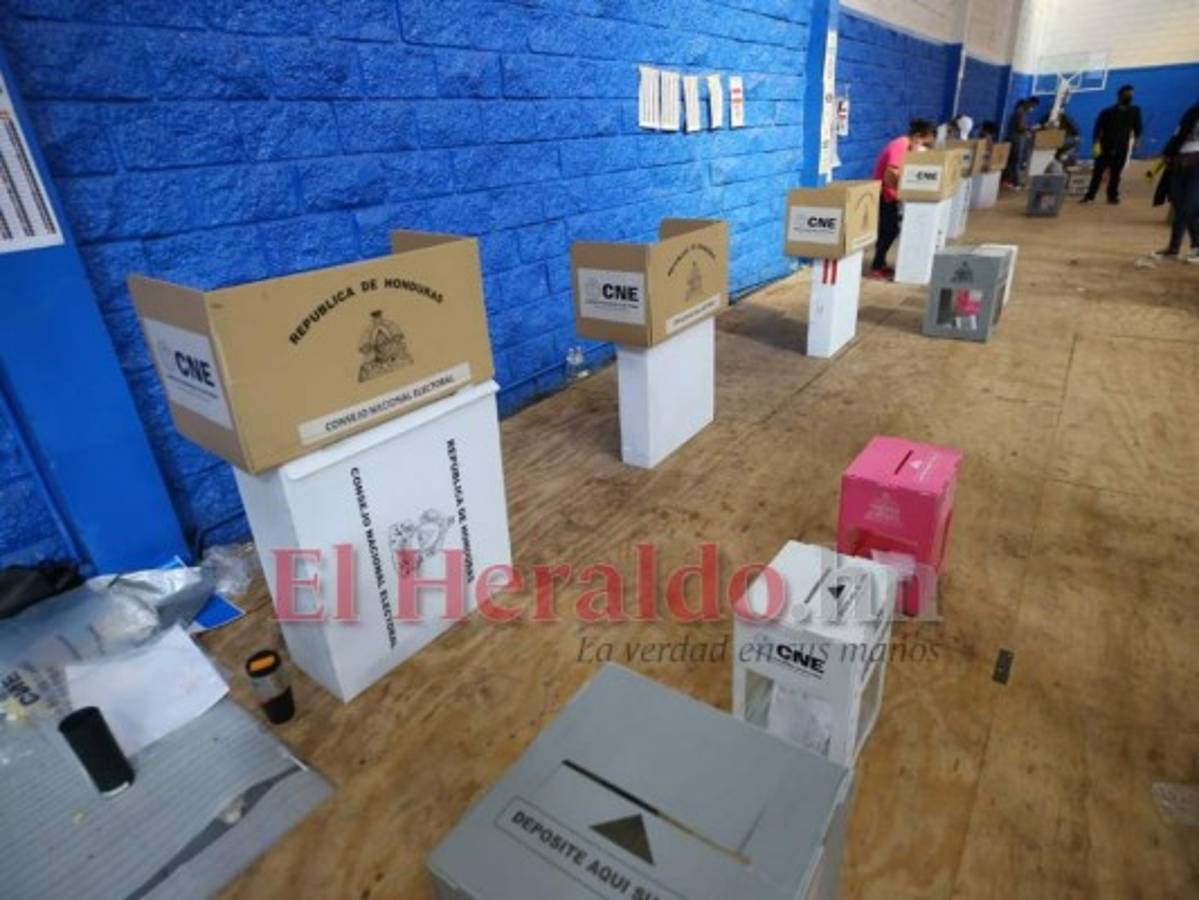 Con las urnas en el suelo se desarrollan las elecciones en la Villa Olímpica (FOTOS)