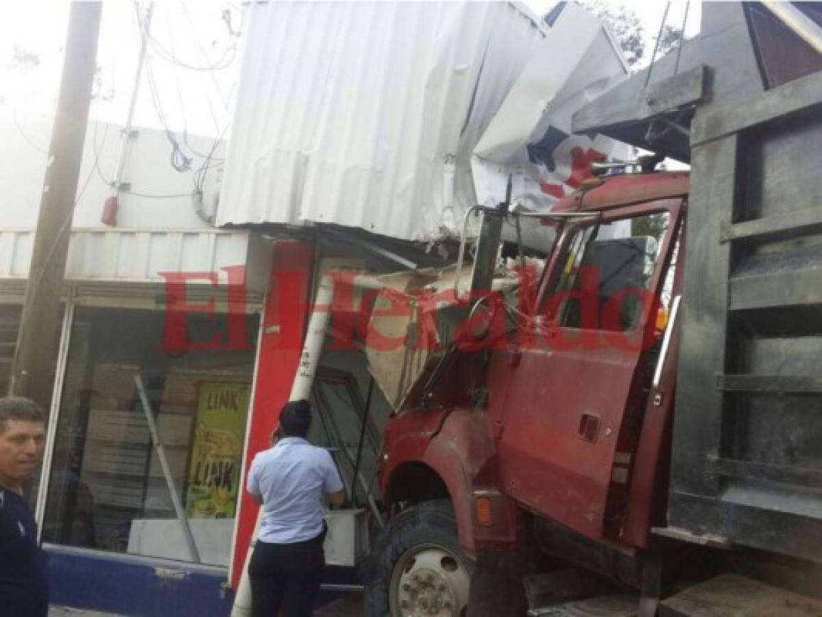 Conductor de volqueta se estrella contra una farmacia y deja varios heridos en Comayagua