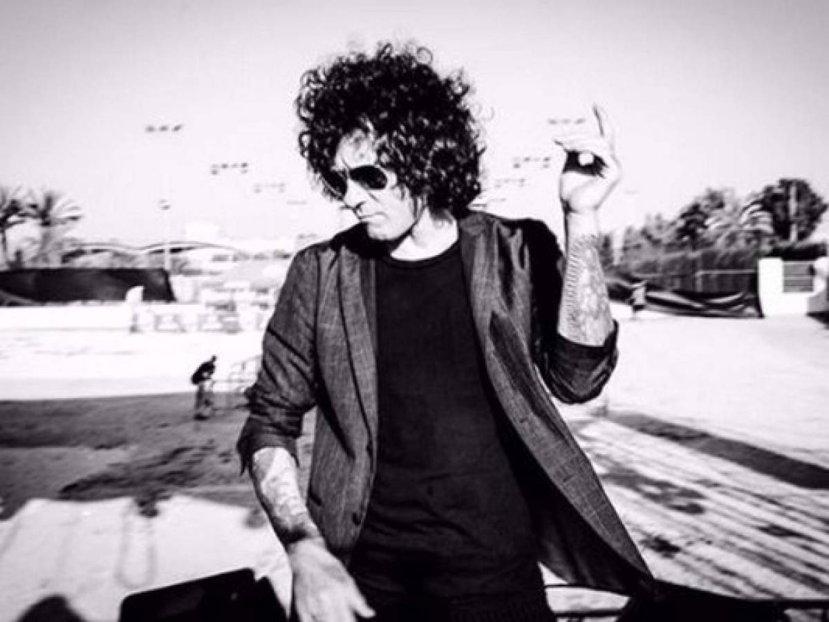 Enrique Bunbury lanza su nueva canción 'Deseos de usar y tirar'