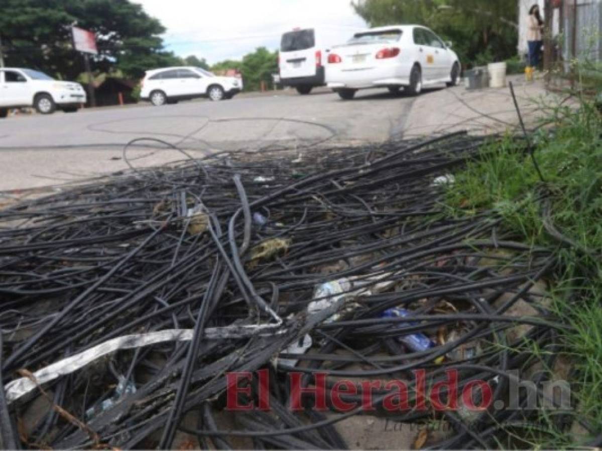 En un caótico y peligroso enredo de cables se encuentra la capital