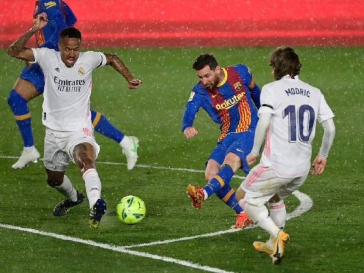 El Real Madrid vence 2-1 al Barcelona y se consolida líder de La Liga española