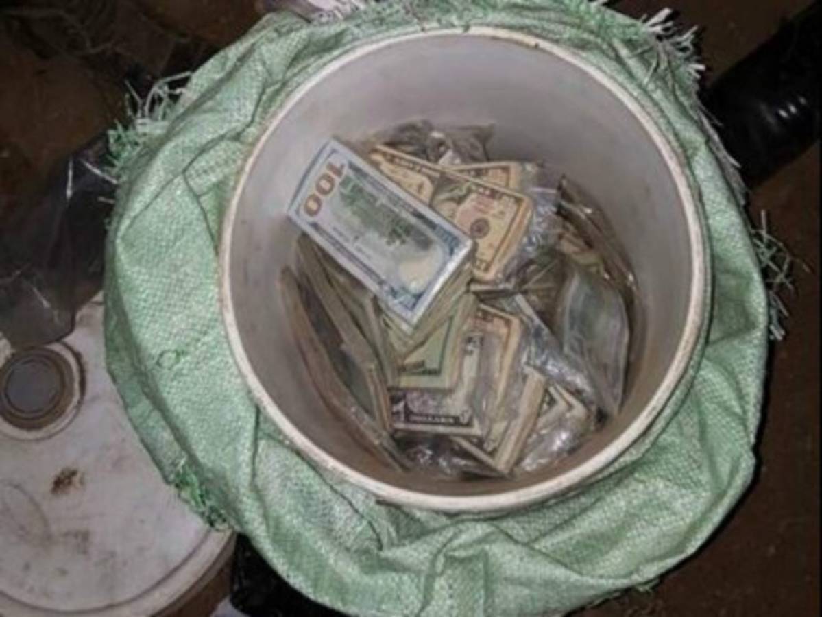 El Salvador: capturan 40 pandilleros con cubetas llenas de paquetes de dólares