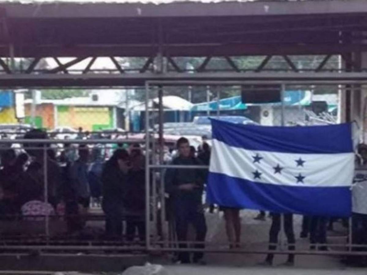 En el Valle de Sula desde tempranas horas los portones permanecen cerrados.