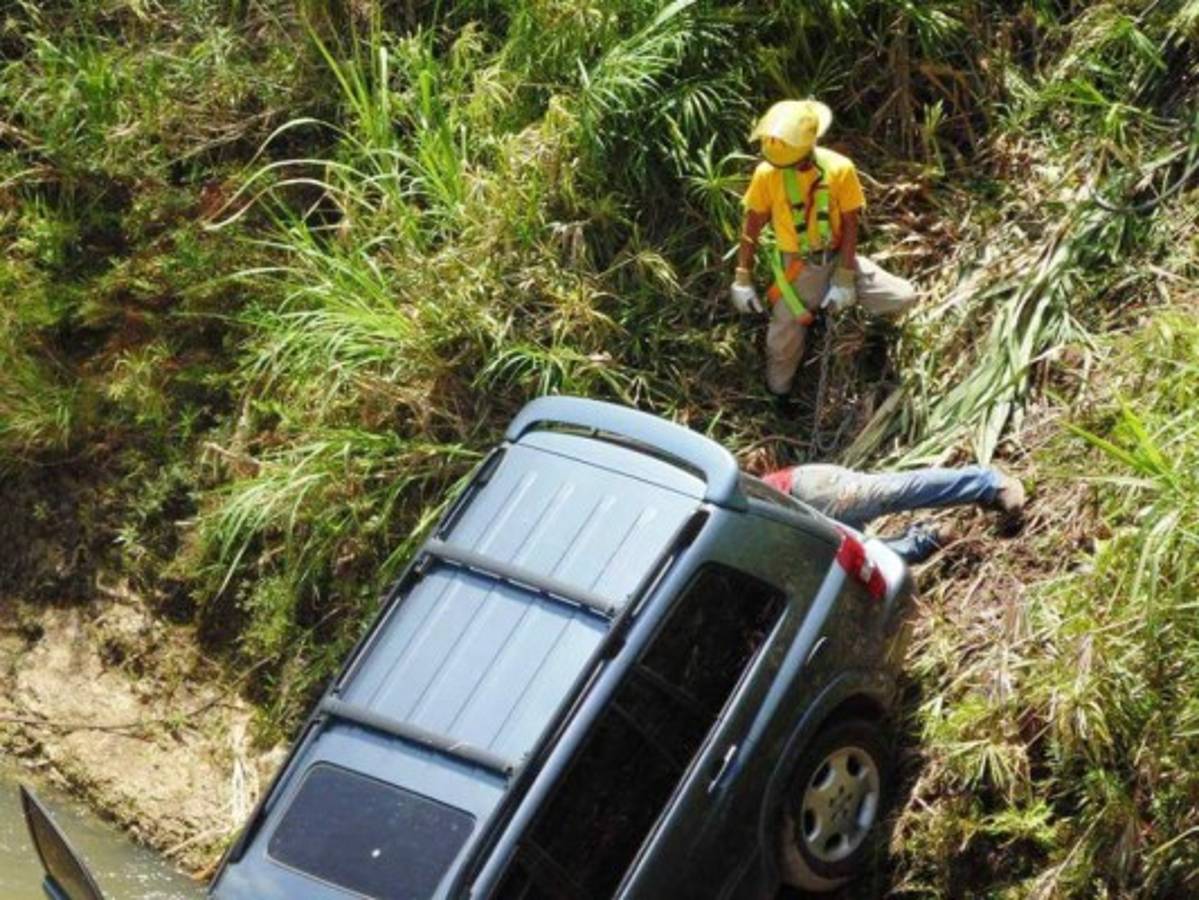 Lanzan carro con cadáver de salvadoreño al río Humuya