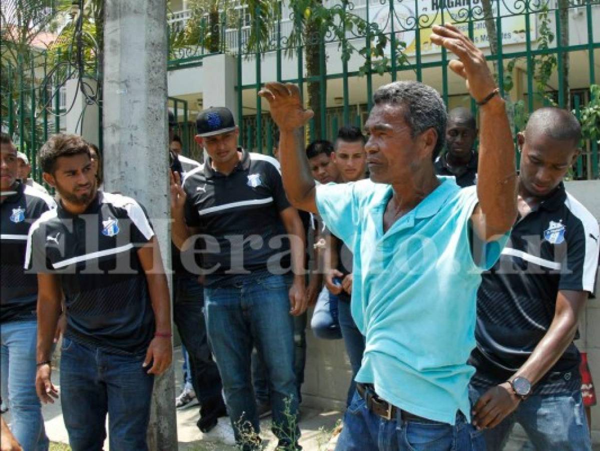 Jugadores del Honduras de El Progreso atrapan a un ladrón afuera del Humberto Micheletti